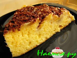 Пирог-перевертыш с бананами и сливочно-карамельным соусом