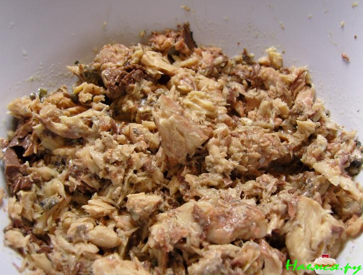 Салат с консервированной рыбой Салат с консервированной рыбой