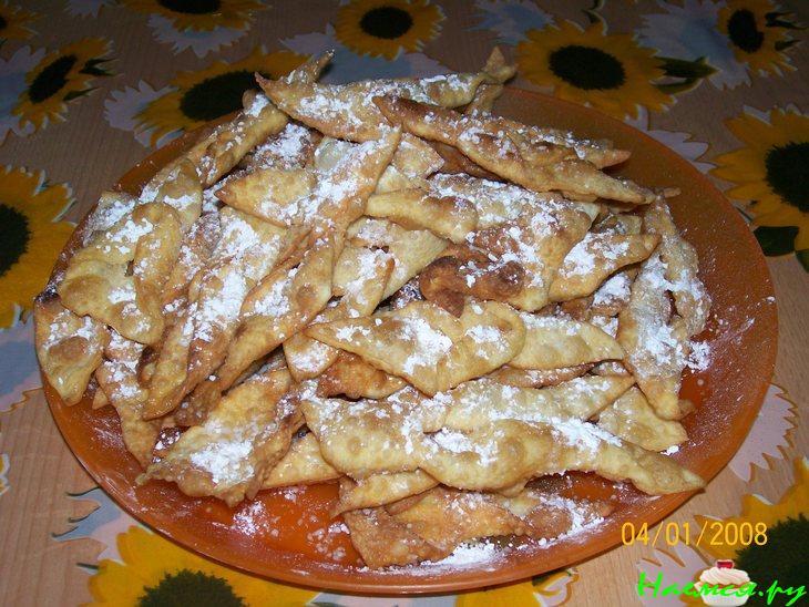 Хворост хрустящий, посыпанный сахарной пудрой