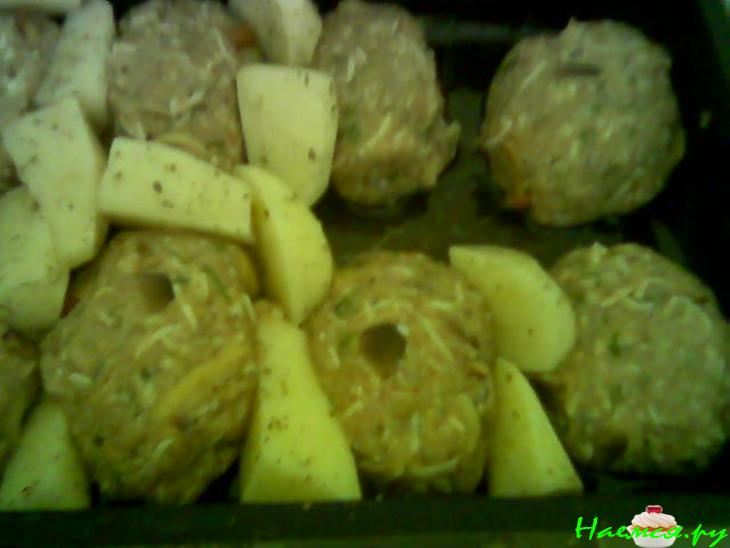 Бифтеки (котлеты) с картофелем в духовке