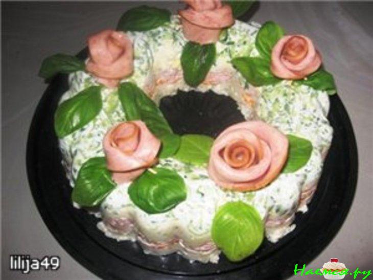 Овощной торт с колбасными розами Овощной торт с колбасными розами