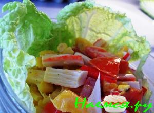 Салат с манго и крабовыми палочками