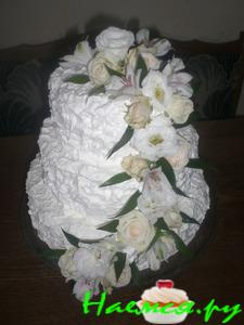 Свадебный торт с живыми цветами