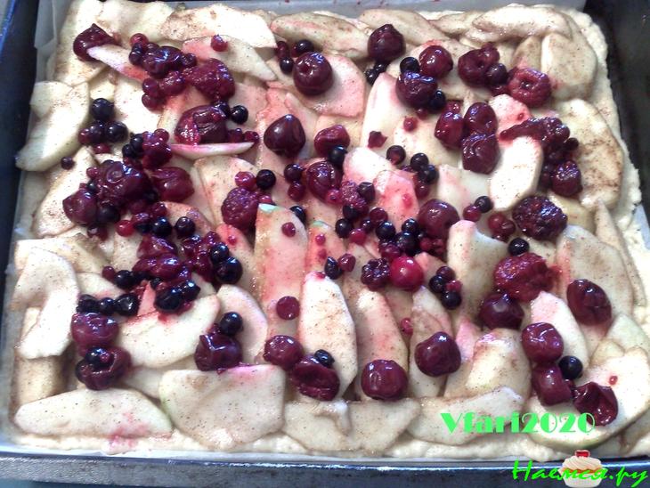 Яблочный пирог с лесными ягодами