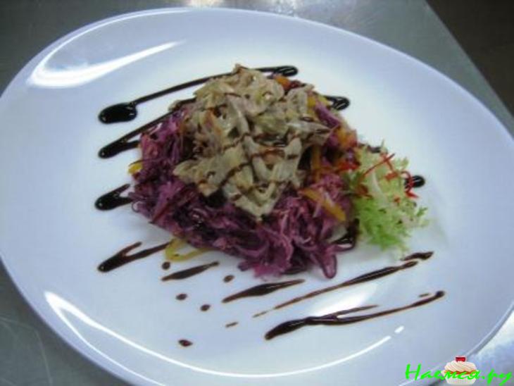 Салат овощной с языком и беконом