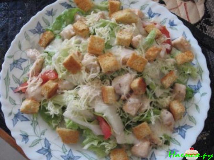 Салат Цезарь с курицей