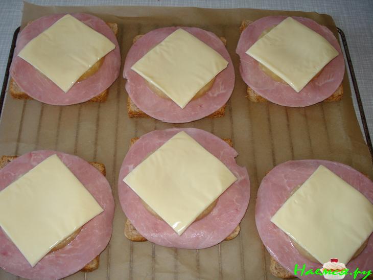 Бутерброд с ветчиной, ананасом и плавленным сыром