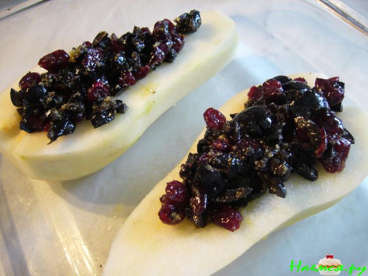 Груши, фаршированные оливково-клюквенной пастой, запеченные под мягким сыром