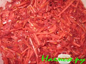 Розовый салат с капустой, свеклой и яблочком