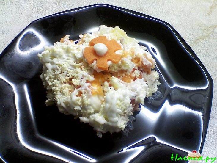 Слоёный салатик с вареной курочкой