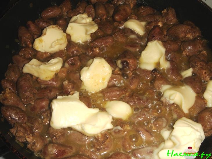 Куриные сердечки в сырном соусе Куриные сердечки в сырном соусе