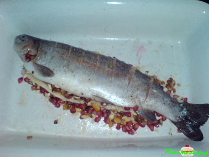 Форель, запеченная с гранатом
