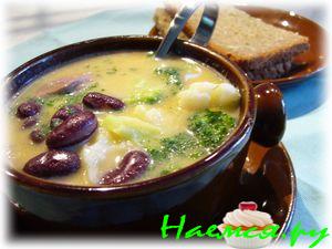 Густой суп с фасолью и капустным ассорти