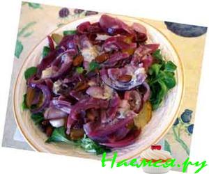 Салат из груши с карамелизированным луком и миндалем