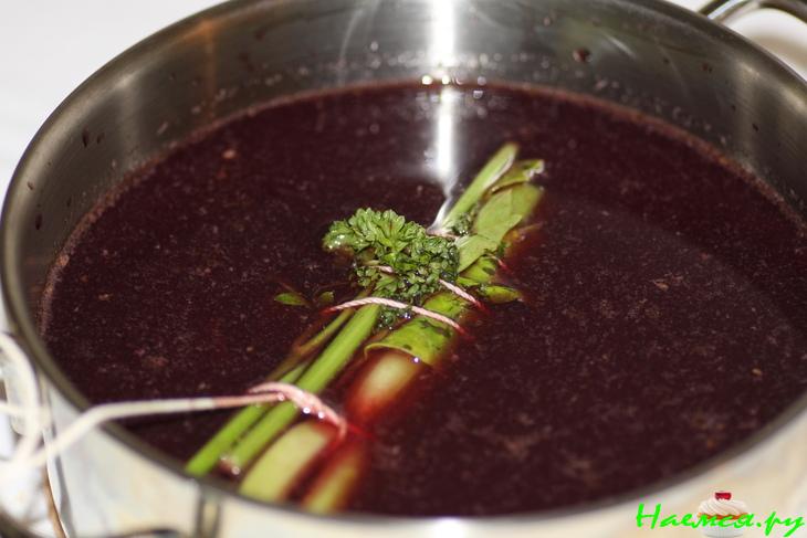 Борщъ изъ печеной свеклы съ виномъ