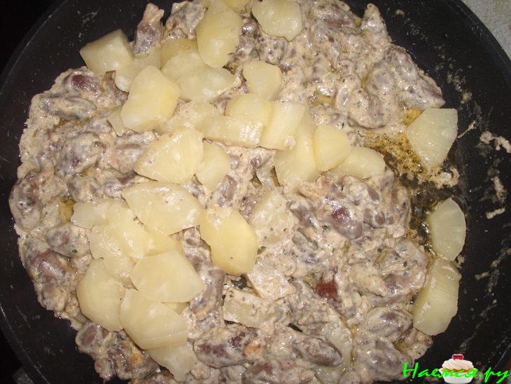 Куриные сердечки с ананасами