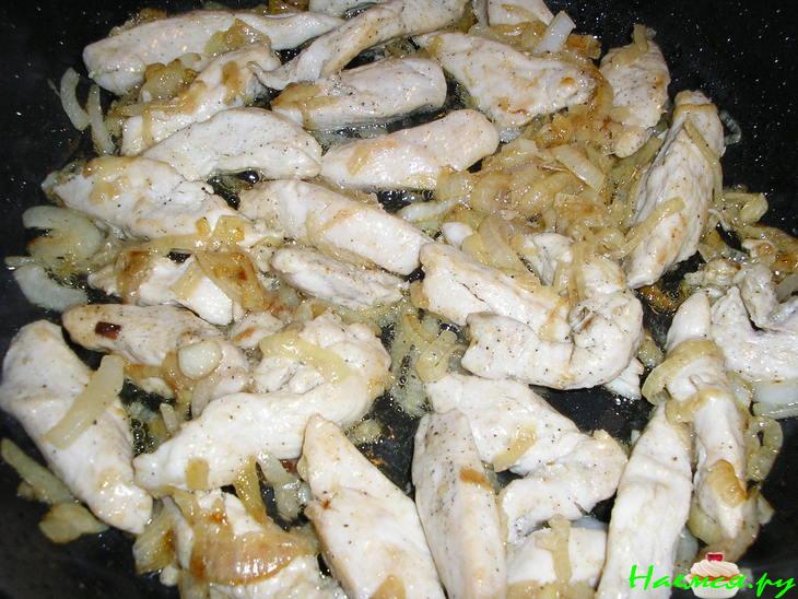 Куриные грудки в луково-сырном соусе