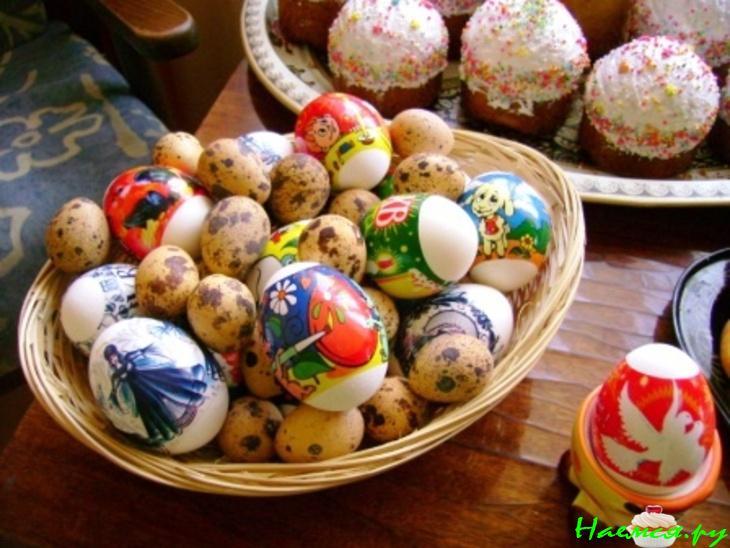 Кекс с пасхальным зайцом и крашенками Кекс с пасхальным зайцом и крашенками