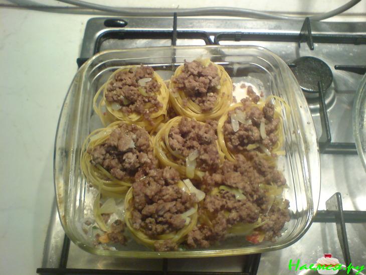 Гнезда из лапши с фаршем