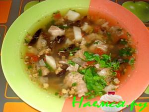 Говяжий суп с чечевицей и черносливом