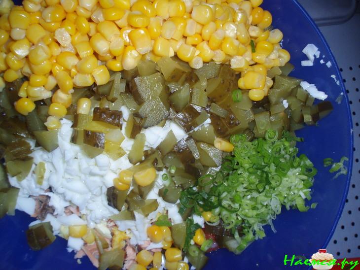 Рыбный салат (слабосоленая форель и горбуша горячего копчения)