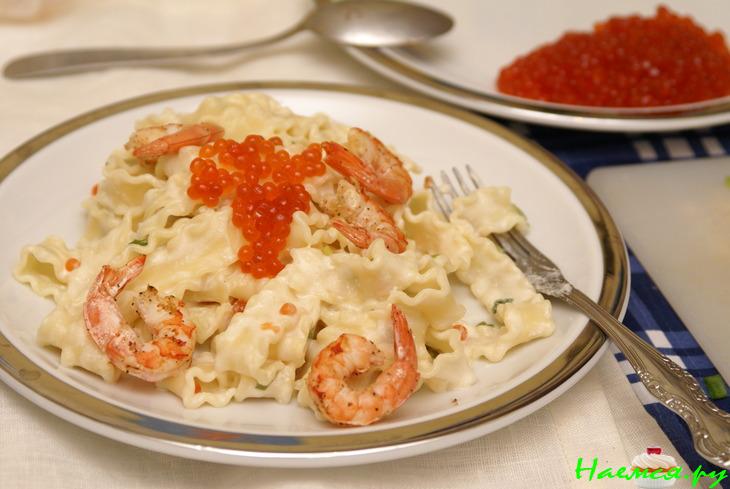 Лингвини со сливочным соусом, красной икрой и креветками Лингвини со сливочным соусом, красной икрой и креветками