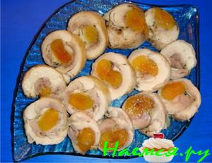 Куриные рулетики из ножек курицы с курагой