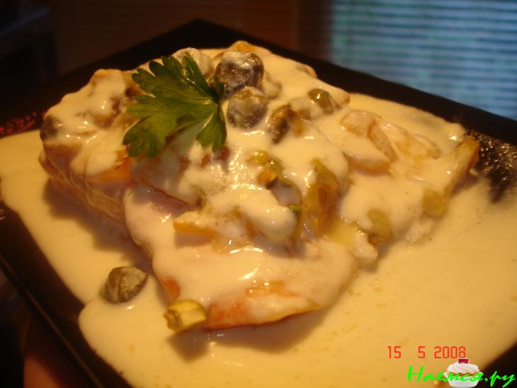 Лосось запеченный с персиком и орешками