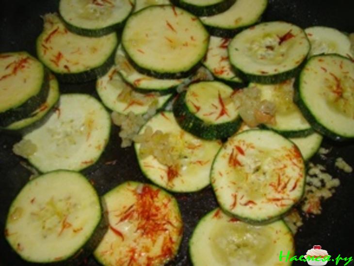 Лосось под соусом из цуккини