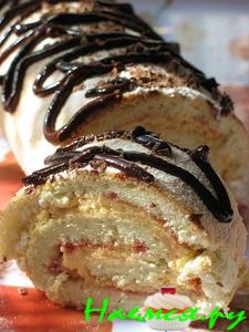 Рулет бисквитный с кремом и вишнёвым джемом