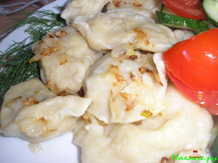 Варенички с картофелем, грибами и квашенной капустой