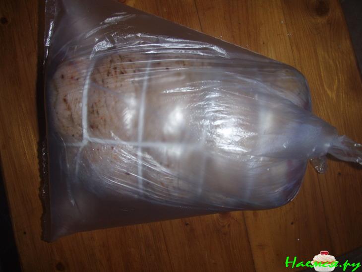 "Рулет из грудинки с мясной начинкой"