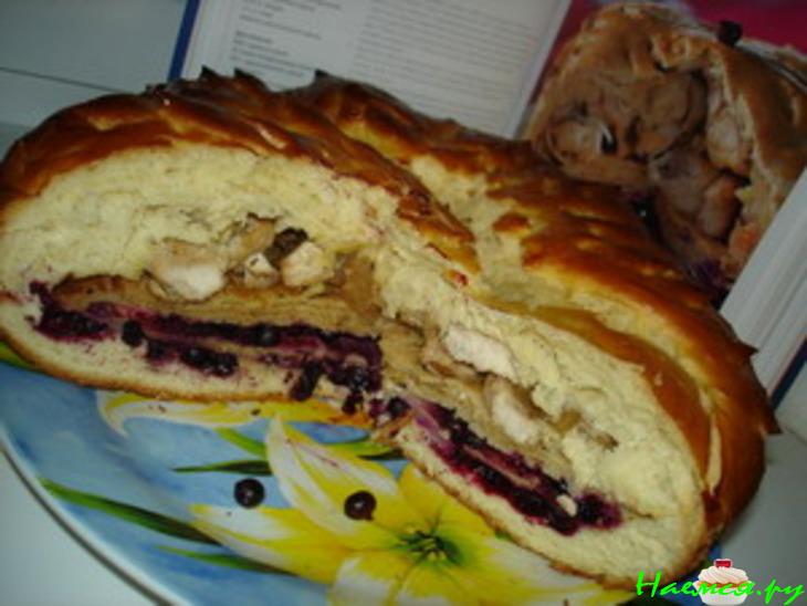 Пирог с курицей и смородиной