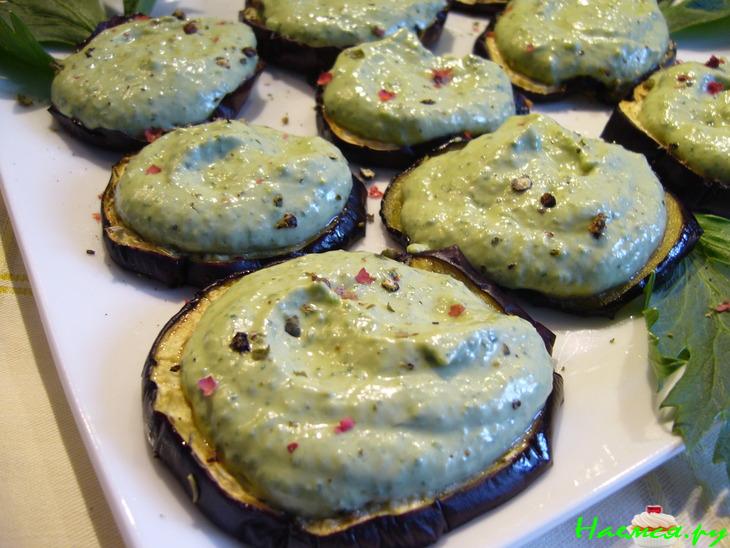 Авокадо-огуречный мусс на баклажановых тостах Авокадо-огуречный мусс на баклажановых тостах