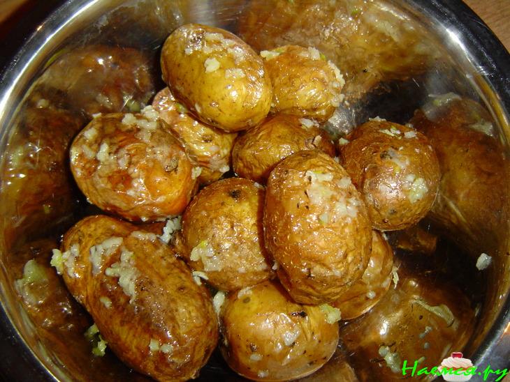Печеная картошечка с чесноком и зеленью&nbsp; 