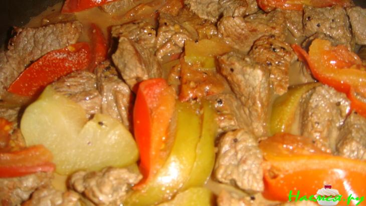Говядина тушеная с яблоками и помидорами