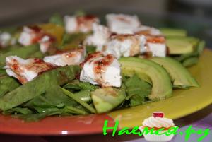 Салат с козьим сыром, авокадо и апельсином