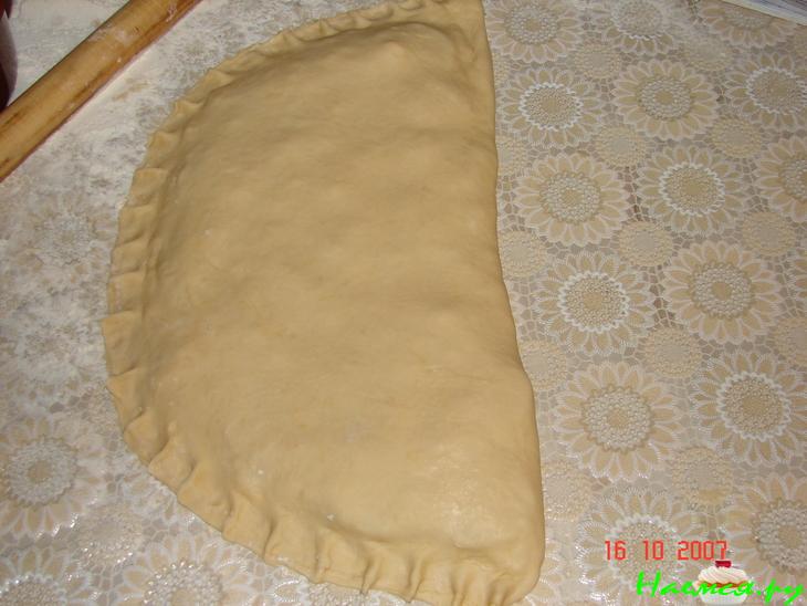 Пирог с салями и сыром