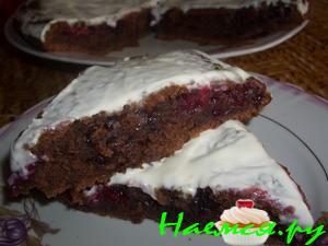 Шоколадный пирог с ягодами