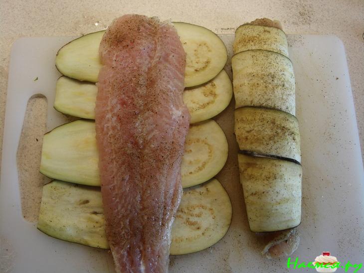 Рулет из белой рыбы в баклажане с гарниром из шпината