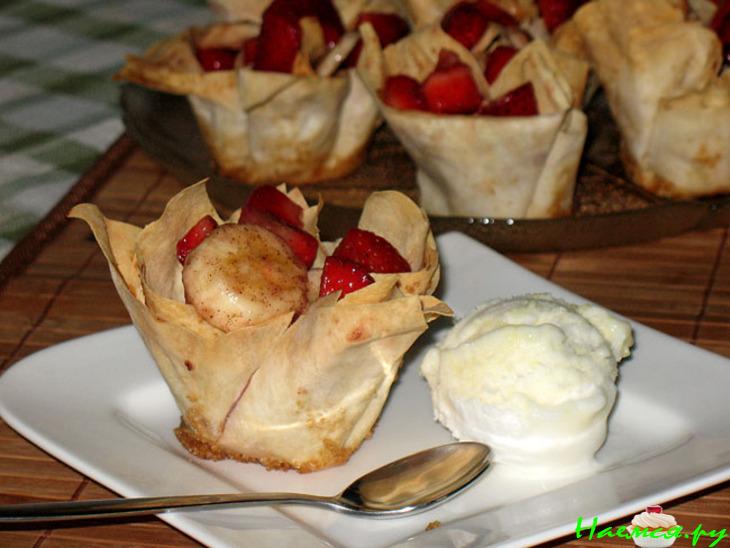 Клубнично-банановые корзинки с лимонным сорбе Клубнично-банановые корзинки с лимонным сорбе