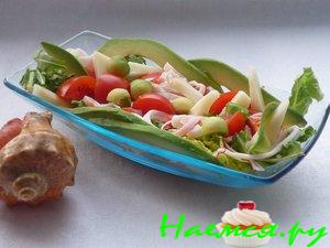 Салат с крабам, авокадо, чери и мацареллой