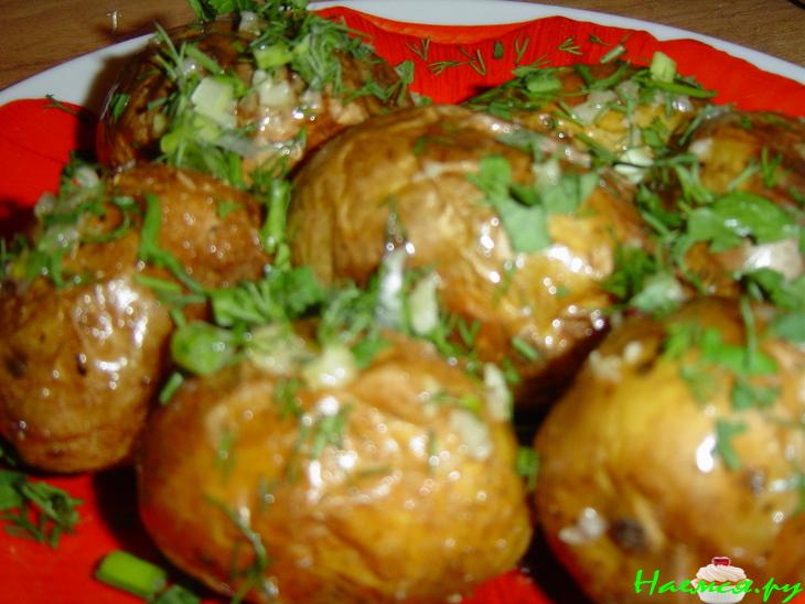Печеная картошечка с чесноком и зеленью&nbsp; 