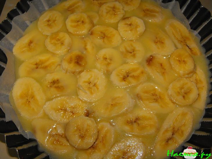 Пирог-перевертыш с бананами и сливочно-карамельным соусом