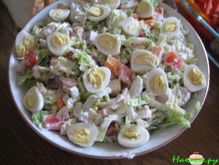 Салатик с копченой курочкой и перепелиными яйцами