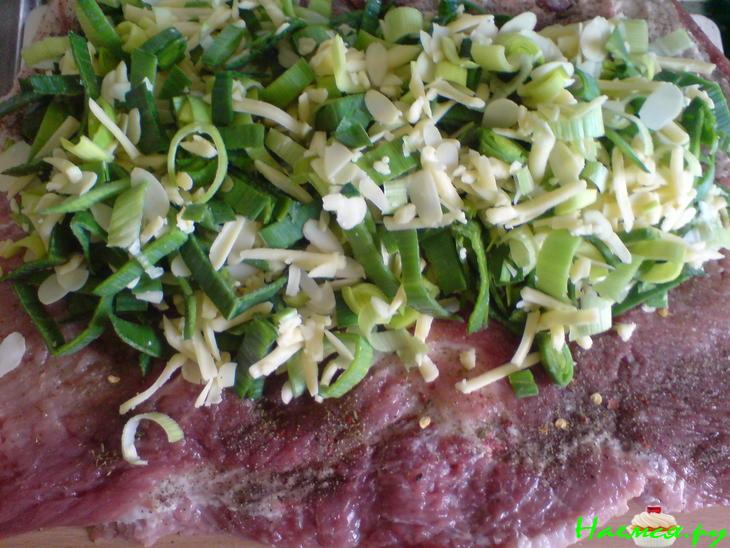 Свиная грудинка, начинённая пореем и сыром