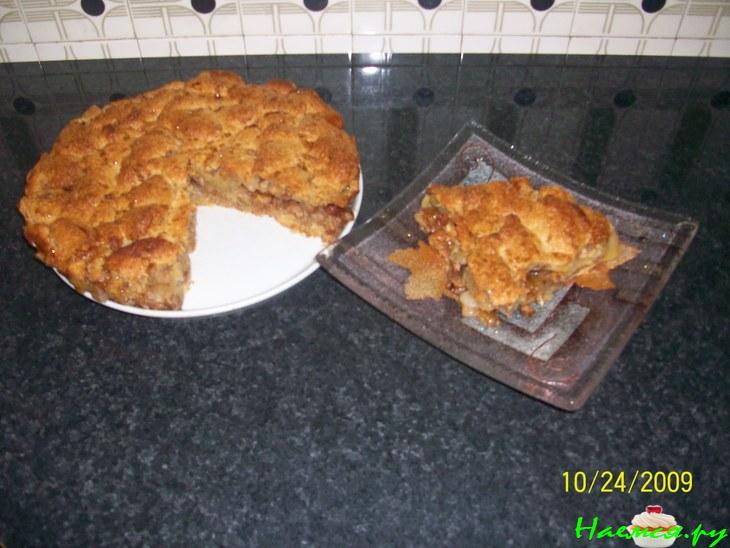 Закрытый яблочный пирог с изюмом и орехами Закрытый яблочный пирог с изюмом и орехами