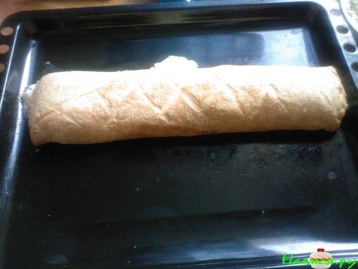 Творожный рулет с клубничным соусом