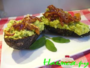 Картофельно-авокадовое пюре с карамелизированным луком