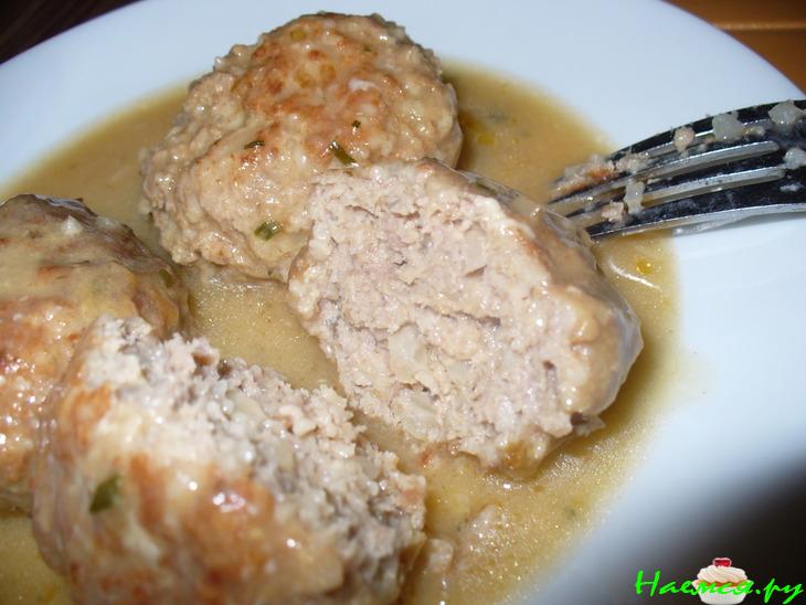 Котлеты с овсяными хлопьями в грибном соусе